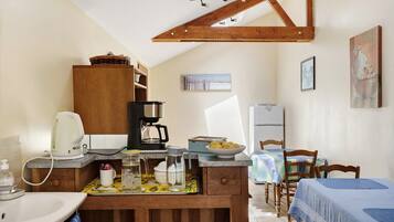 Réfrigérateur, micro-ondes, cafetière/bouilloire, bouilloire électrique