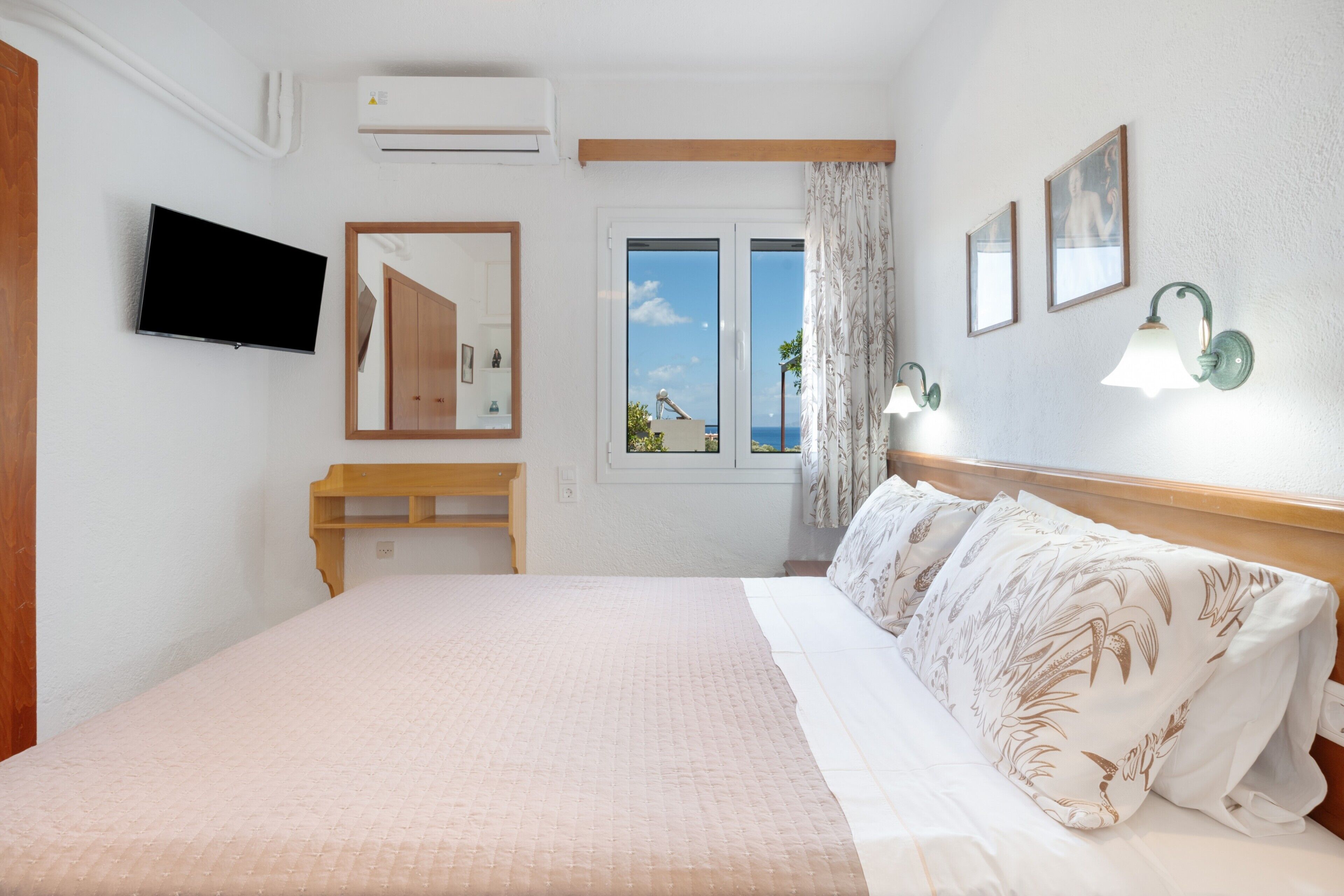 1 dormitorio, tabla de planchar con plancha, wifi y ropa de cama