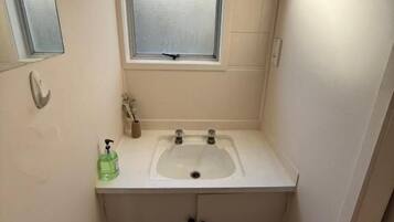 Douche, sèche-cheveux, serviettes fournies, savon