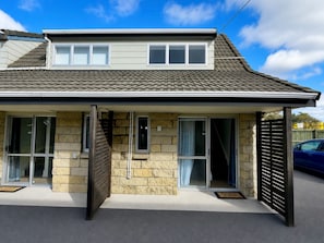 A two-story house with a garage, a covered porch, and a carport. - Central Stay Hinemaru (Rotorua)