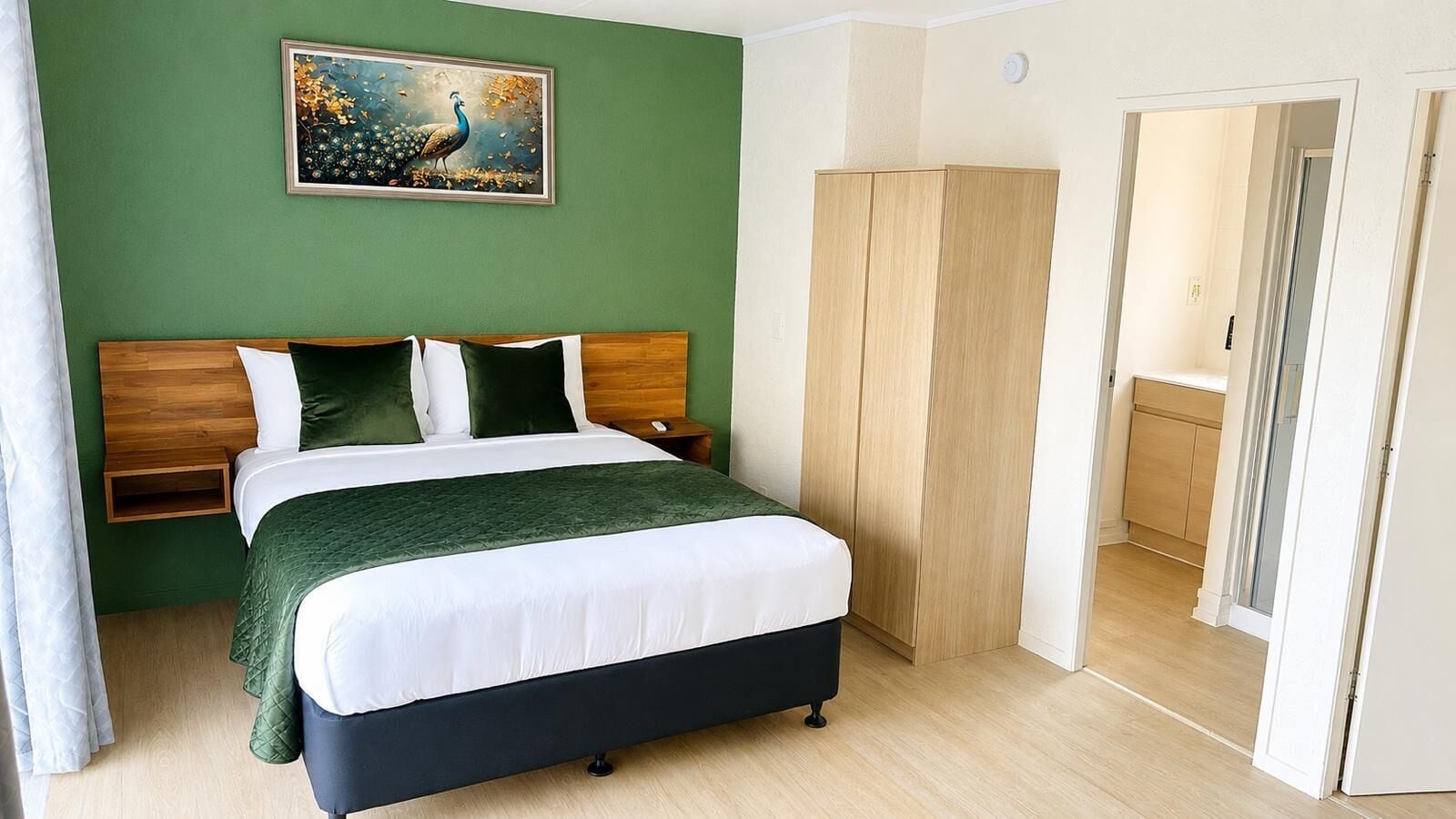 Ropa de cama de alta calidad y minibar con artículos gratuitos 