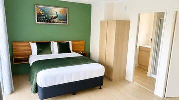 Ropa de cama de alta calidad y minibar con artículos gratuitos