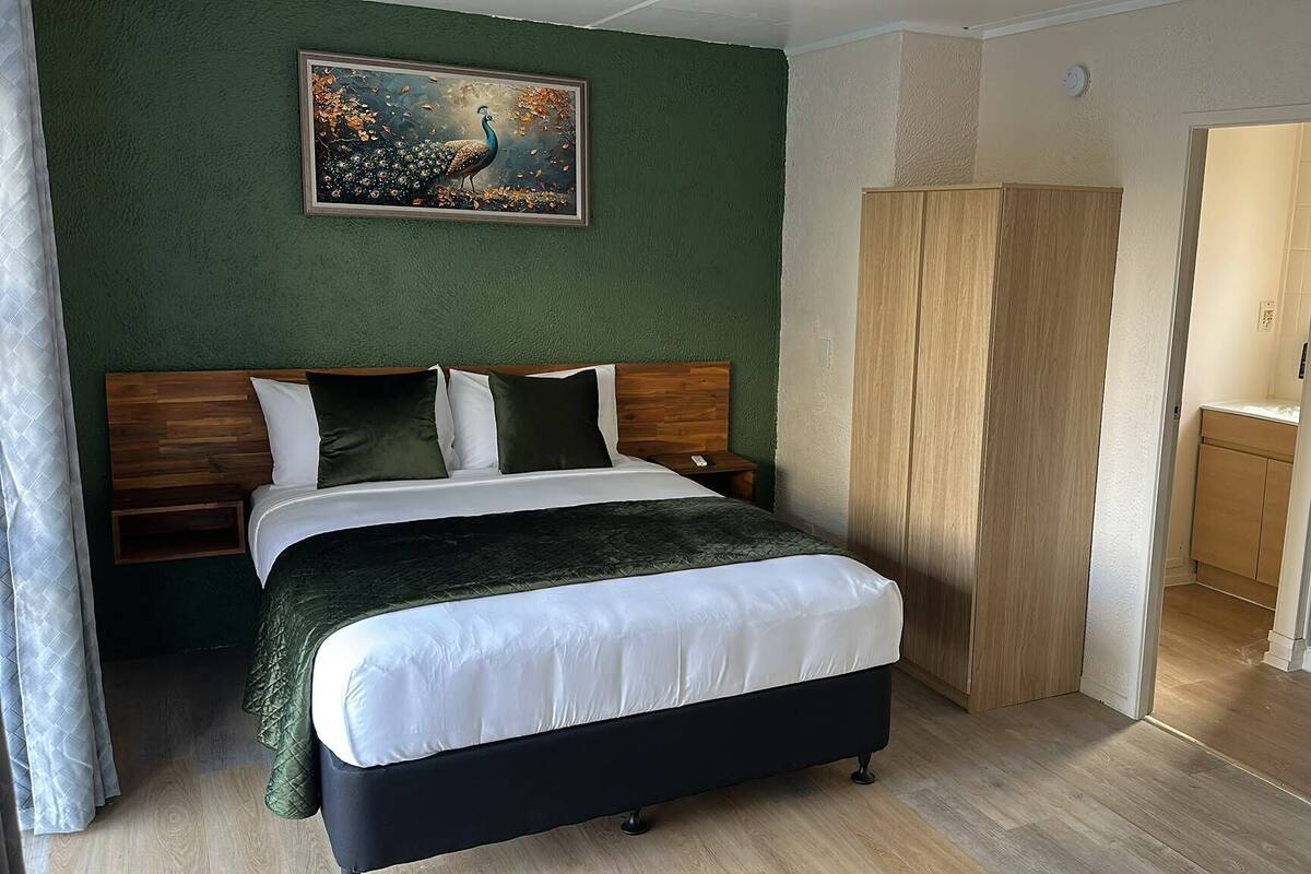 Ropa de cama de alta calidad y minibar con artículos gratuitos 