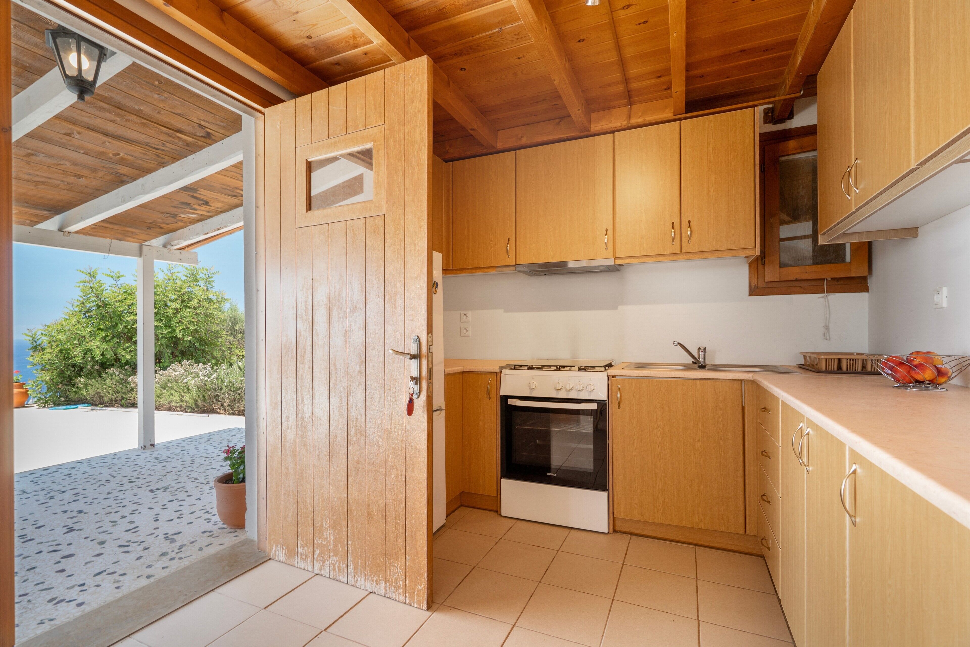 Fridge, oven, stovetop, coffee/tea maker
