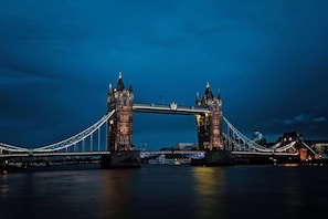 Uma grande ponte suspensa com duas torres, atravessando um corpo de água.