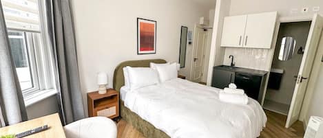 Escrivaninha, ferros/tábuas de passar roupa, Wi-Fi, roupa de cama