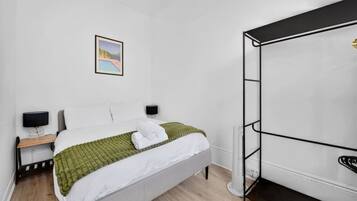 Iron/ironing board, WiFi, bed sheets