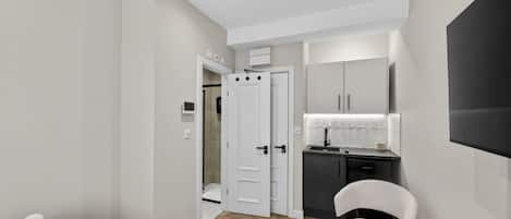 Desk, iron/ironing board, WiFi, bed sheets