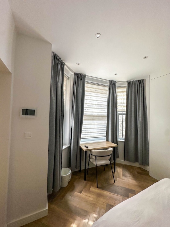 Desk, iron/ironing board, WiFi, bed sheets - Modern Studio in Barons Court | Near Kensington & Hammersmith (Greater London)