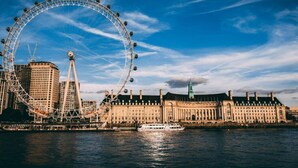 A Ferris wheel, a historic building, and a river. - Modern Studio in Barons Court | Near Kensington & Hammersmith (Greater London)