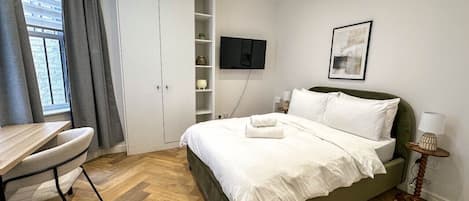 Escrivaninha, ferros/tábuas de passar roupa, Wi-Fi, roupa de cama