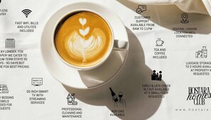 Een kop koffie met latte-art op een witte schotel, omringd door iconen die faciliteiten aanduiden zoals snelle WiFi, klantenservice, thee en koffie, bagageopslag en een smart-tv.