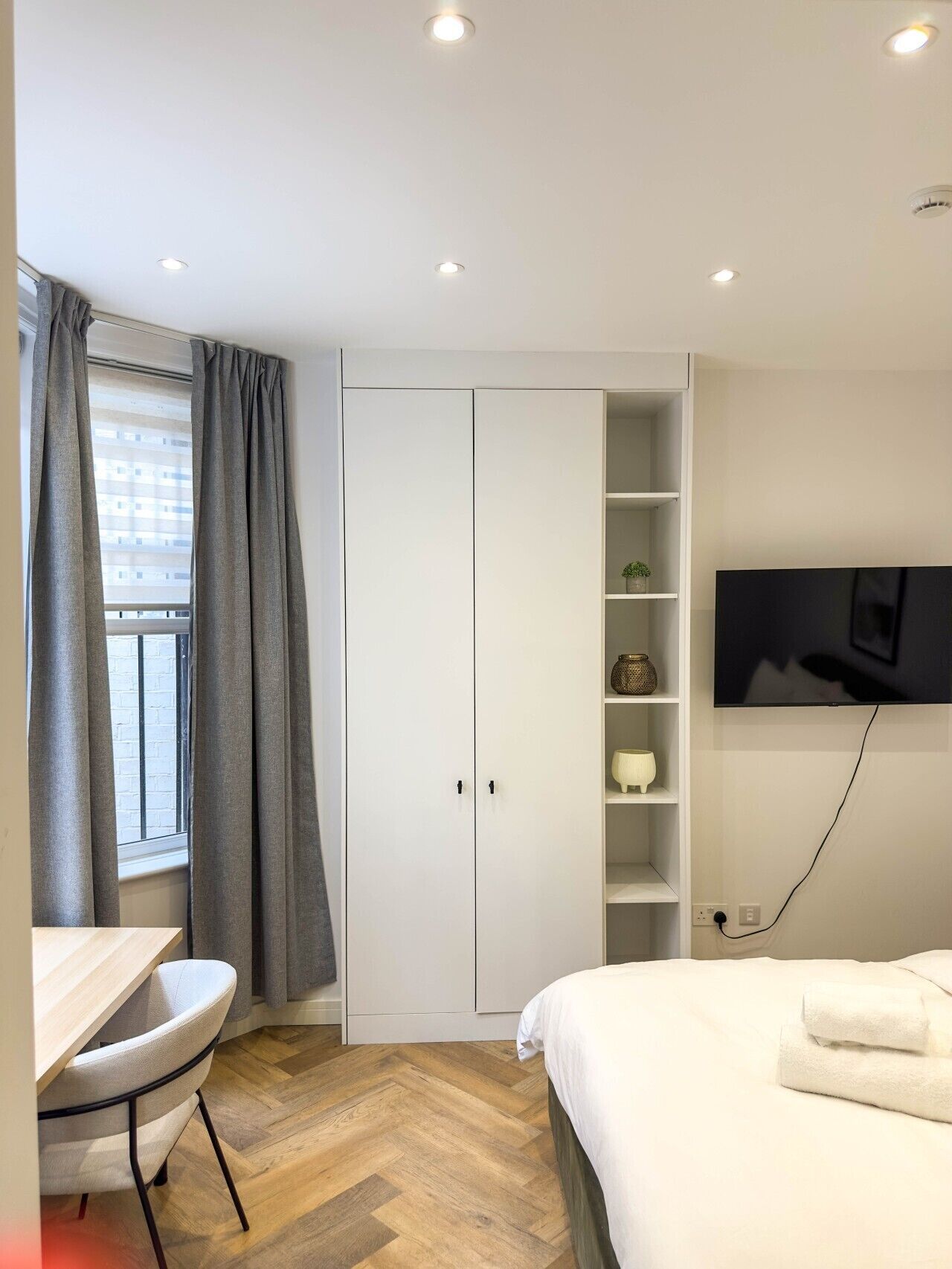 Desk, iron/ironing board, WiFi, bed sheets
