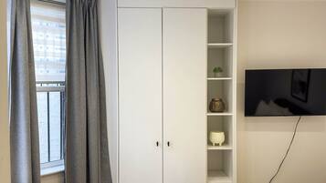 Desk, iron/ironing board, WiFi, bed sheets
