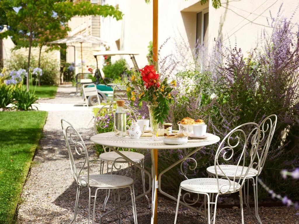 Departamento, vista al jardín | Restaurante al aire libre