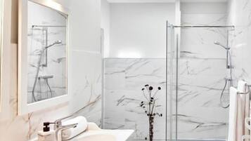 Departamento, vista al jardín | Baño