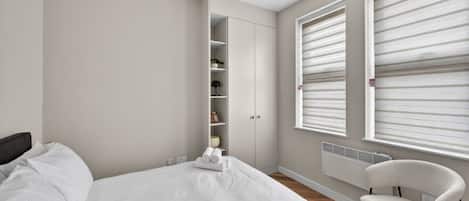 Escritorio, tabla de planchar con plancha, wifi y ropa de cama