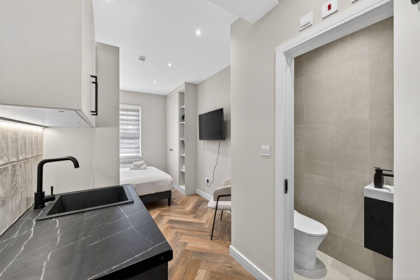Une salle de bain moderne équipée de toilettes, d’un lavabo et d’un espace douche.
