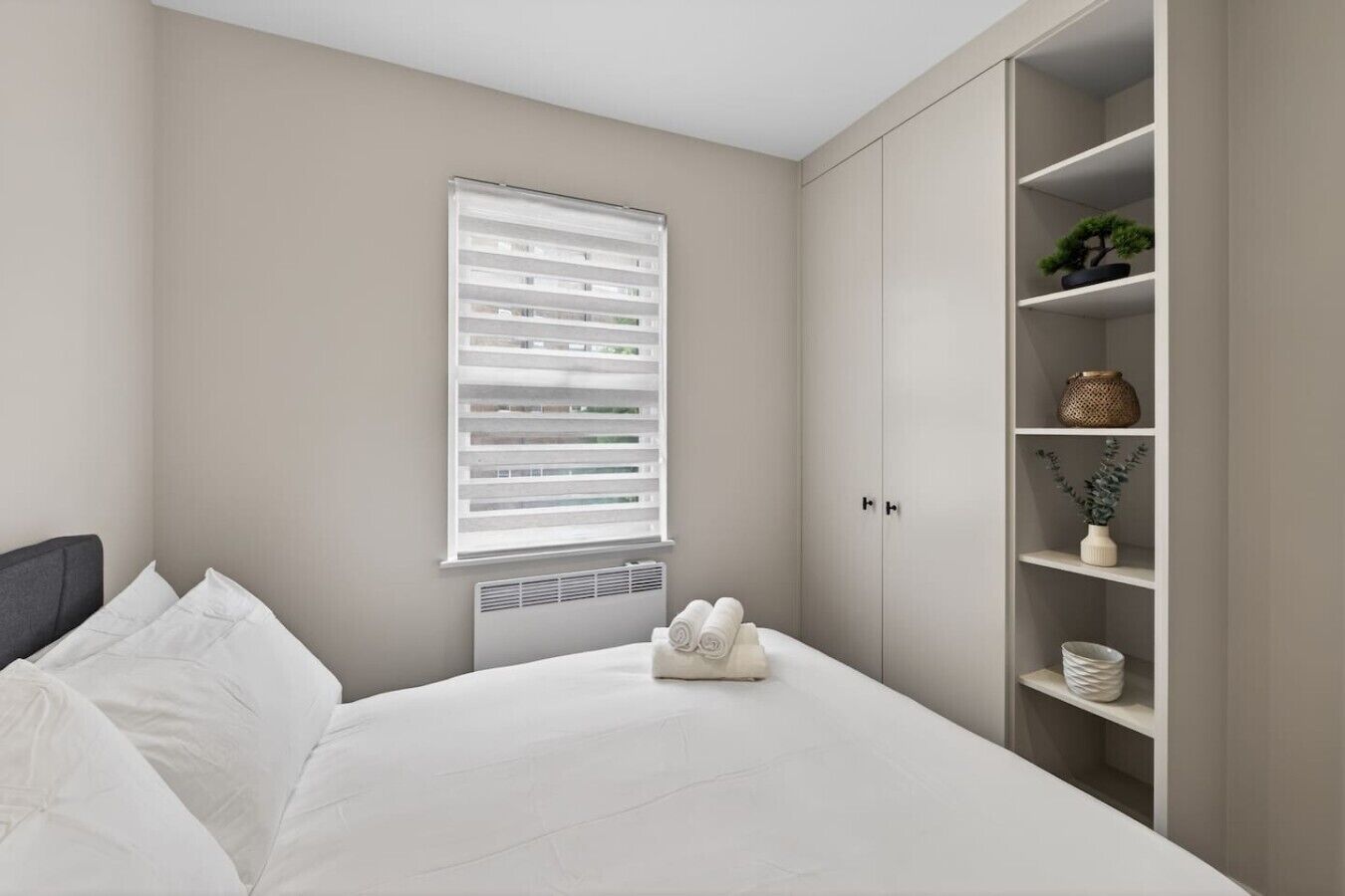 Desk, iron/ironing board, WiFi, bed sheets