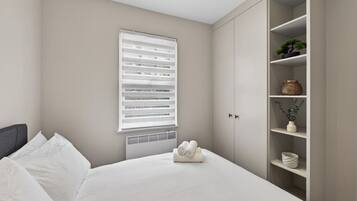 Desk, iron/ironing board, WiFi, bed sheets