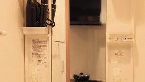 A kitchen with a microwave and a stove. - GrandPacific Ebisuhonmachi (Osaka)