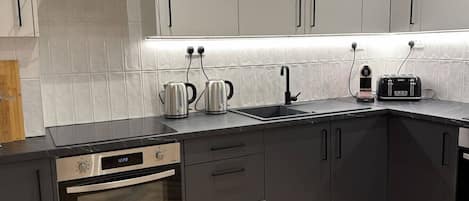 Cafetera y tetera, refrigerador, microondas y horno