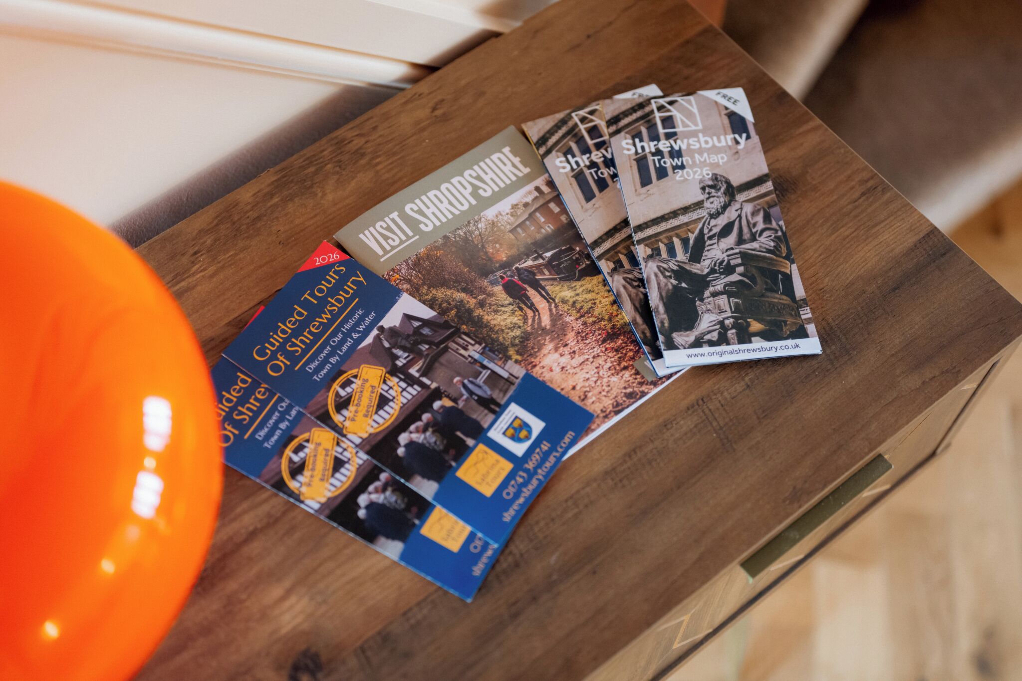 Des brochures sur une table en bois.
