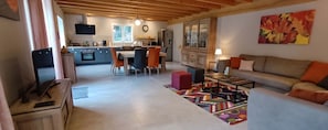 Ein modernes Wohnzimmer mit Sofa, Couchtisch und einem farbenfrohen Teppich.