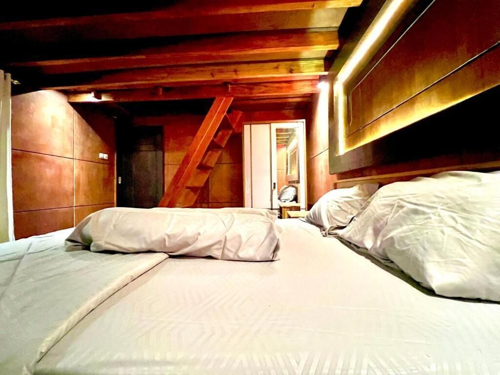 Family Room, Balcony, Courtyard View | WiFi (free)