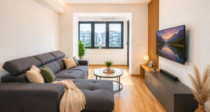 Stylish 1-bedroom Ohrid Retreat Balcony Free Parking Walk to Lake & AC FastWIFI