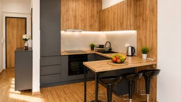 Fridge, oven, stovetop, coffee/tea maker