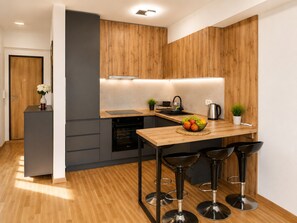 Réfrigérateur, un four, surface de cuisson, cafetière-théière