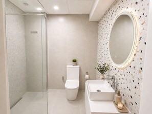Een douche, een haardroger, handdoeken, zeep