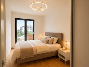 1 chambre, bureau, fer et planche à repasser, lit de bébé portatif