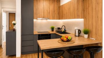 Fridge, oven, stovetop, coffee/tea maker