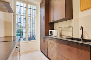Wasserkocher mit Kaffee-/Teezubehör, Kühlschrank, Mikrowelle, Ofen