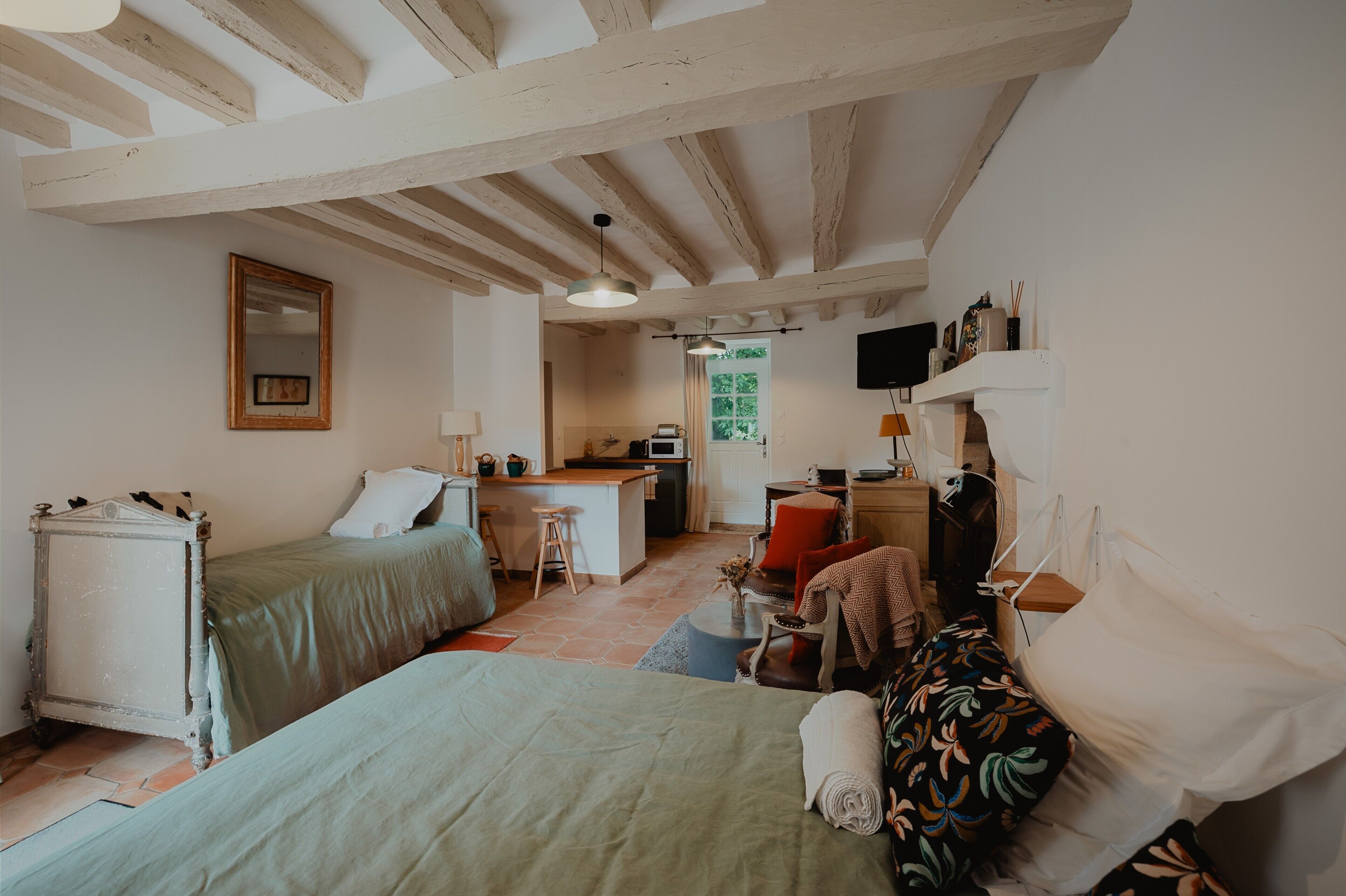 Tabla de planchar con plancha, wifi, ropa de cama