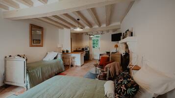 Tabla de planchar con plancha, wifi, ropa de cama