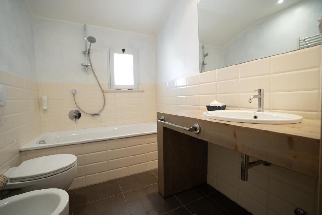 Une salle de bain avec une baignoire, des toilettes et un lavabo.