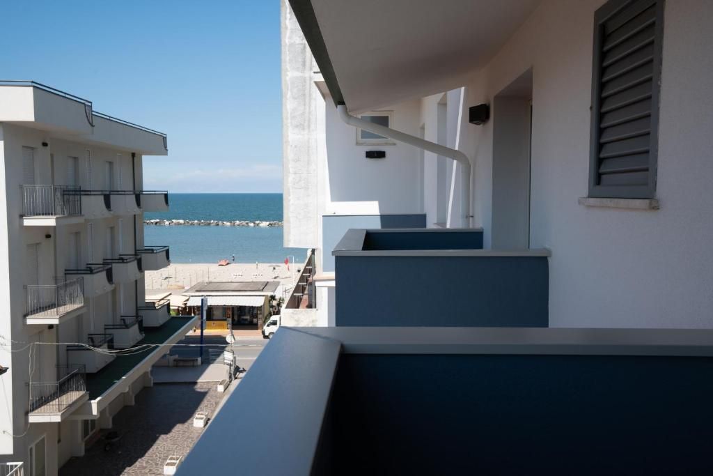 Un immeuble doté de nombreux balcons donnant sur une étendue d’eau.