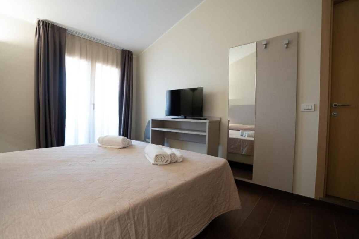 In-room safe, desk, blackout drapes, soundproofing