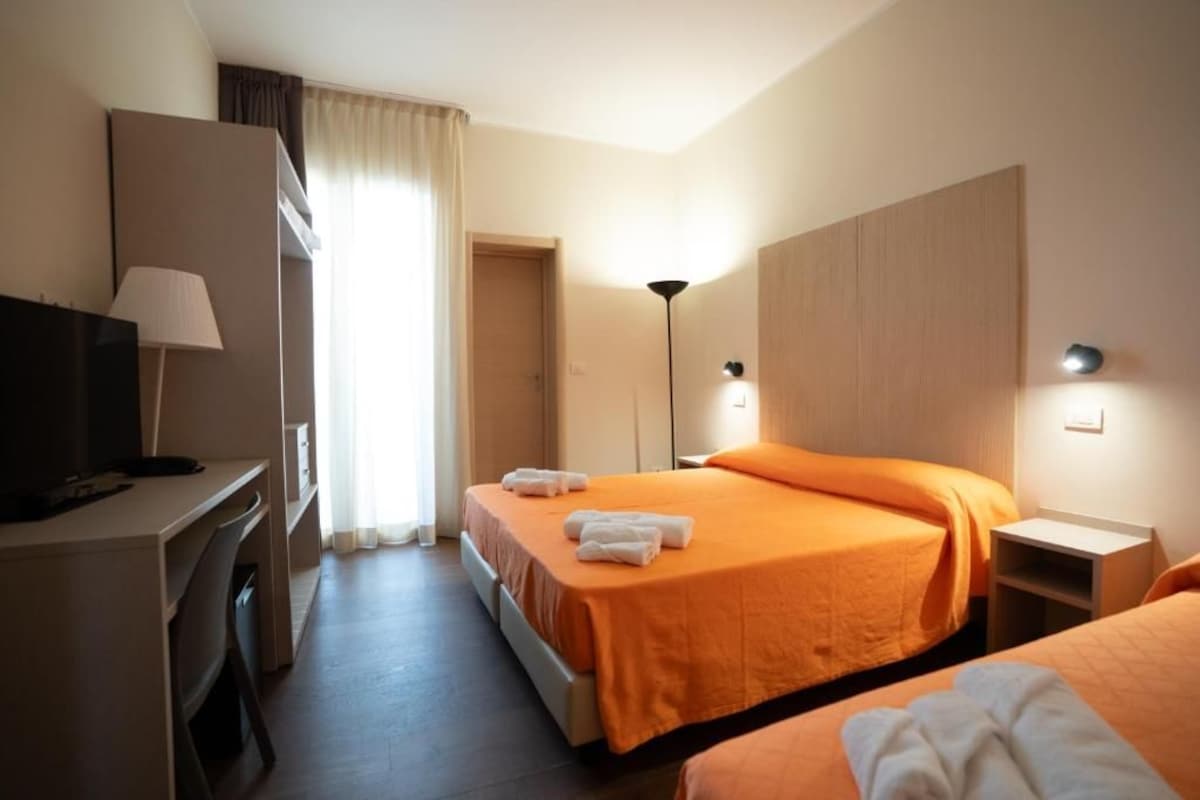 Habitación triple Deluxe, balcón, vistas al mar | Caja fuerte, escritorio, cortinas opacas y sistema de insonorización