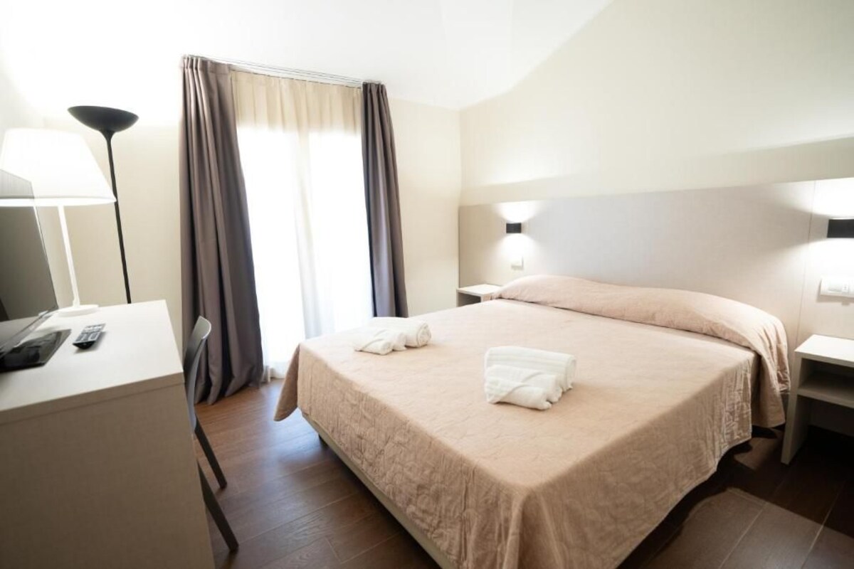 In-room safe, desk, blackout drapes, soundproofing