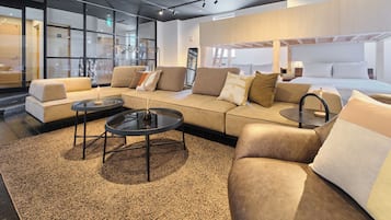 Deluxe Apartment, City View | Living area