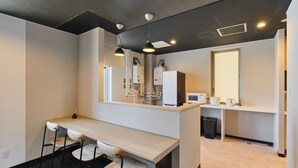 Deluxe-Apartment, Stadtblick | Essbereich im Zimmer