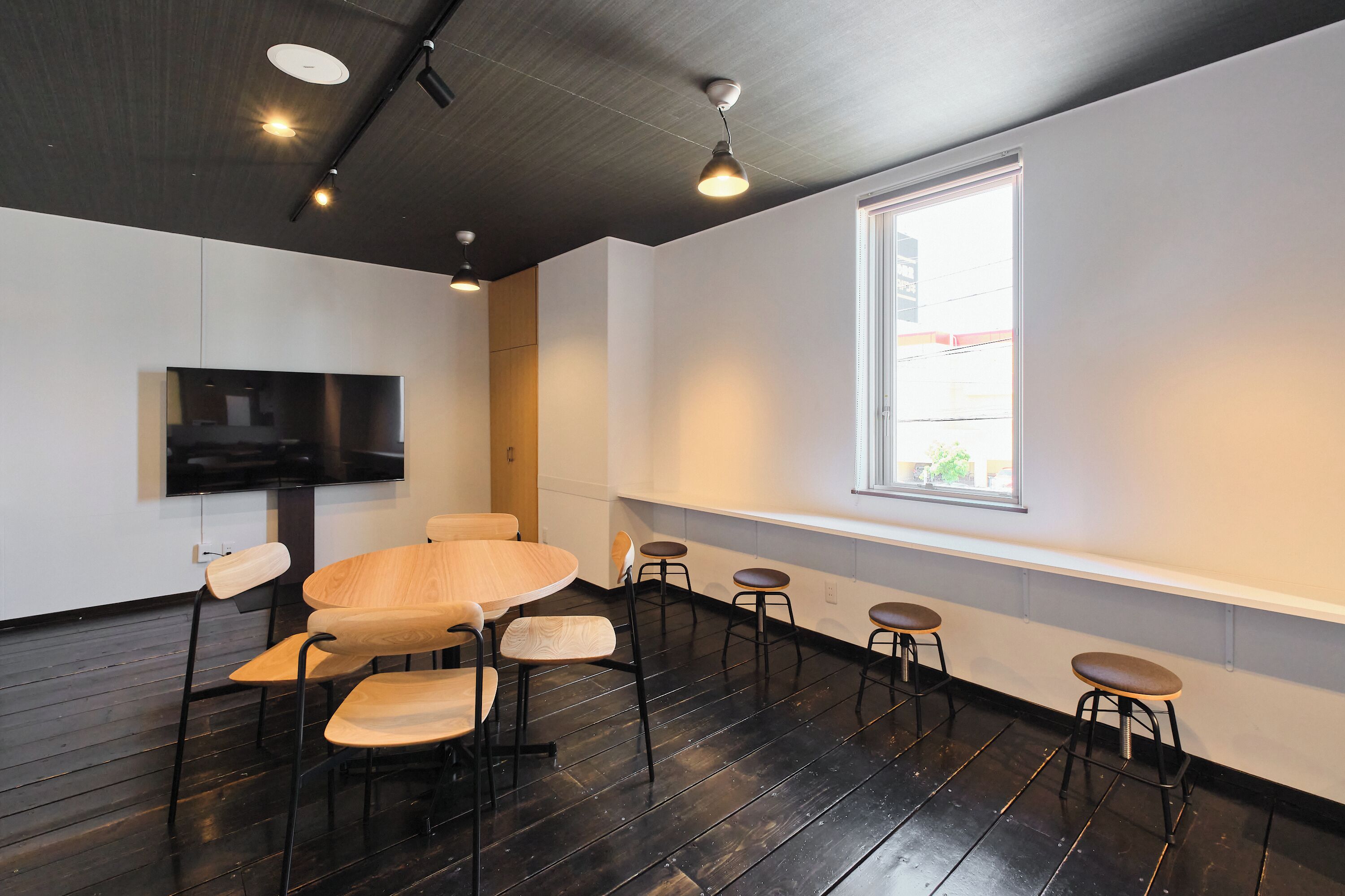 Deluxe Apartment, City View | In-room dining