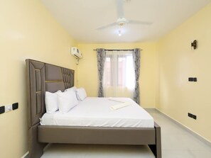 Apartamento clássico, sacada, vista para a cidade | Escrivaninha, espaço de trabalho para notebook