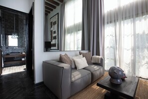 Una sala moderna con un sofá, una mesa de centro y un objeto decorativo.