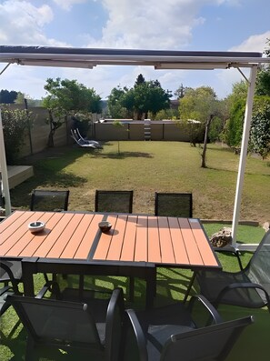 Outdoor dining - Holiday Home 'Super Gîte' with Private Terrace, Private Garden and Wi-Fi (Vineuil)