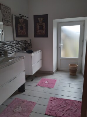 Bathroom - Holiday Home 'Super Gîte' with Private Terrace, Private Garden and Wi-Fi (Vineuil)